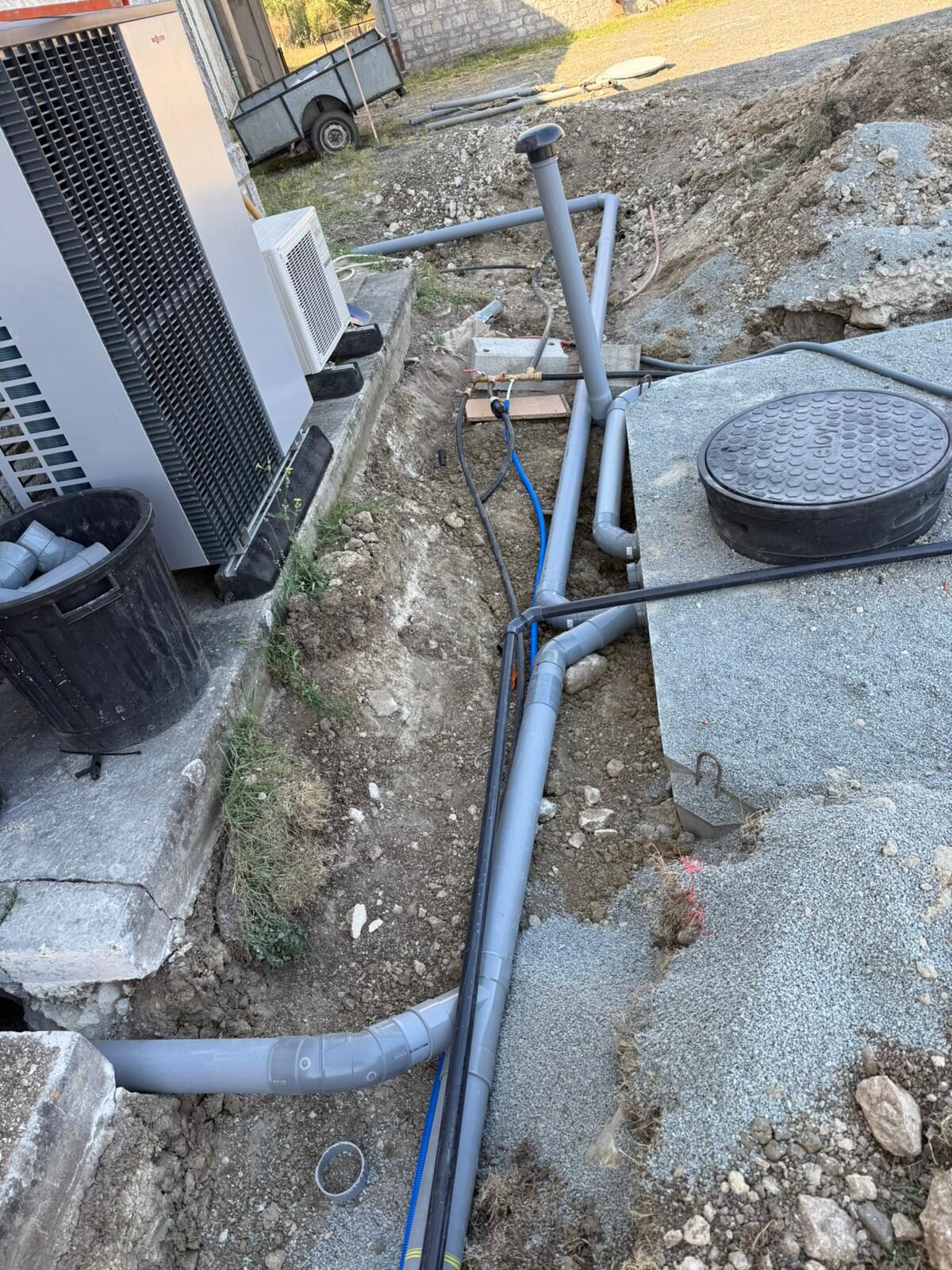 Livraison d'une cuve d'assainissement à la grue